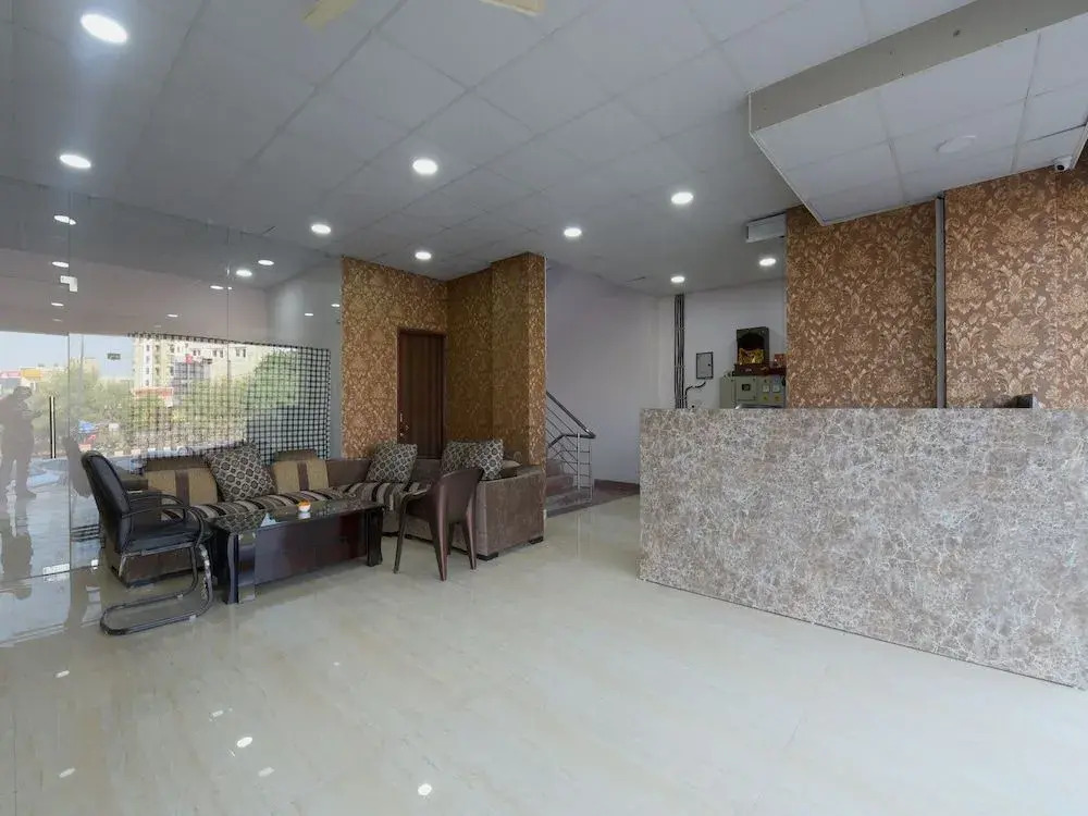 OYO 23606 Hotel Danaria