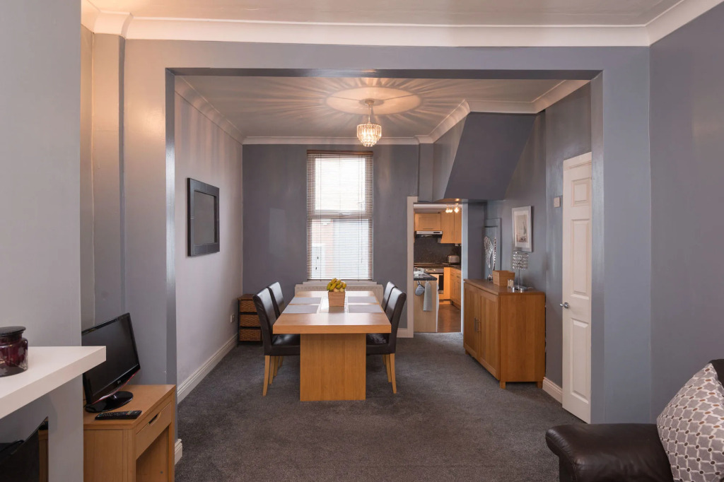 Titanic The Lady, 3 bed house-free on street parking