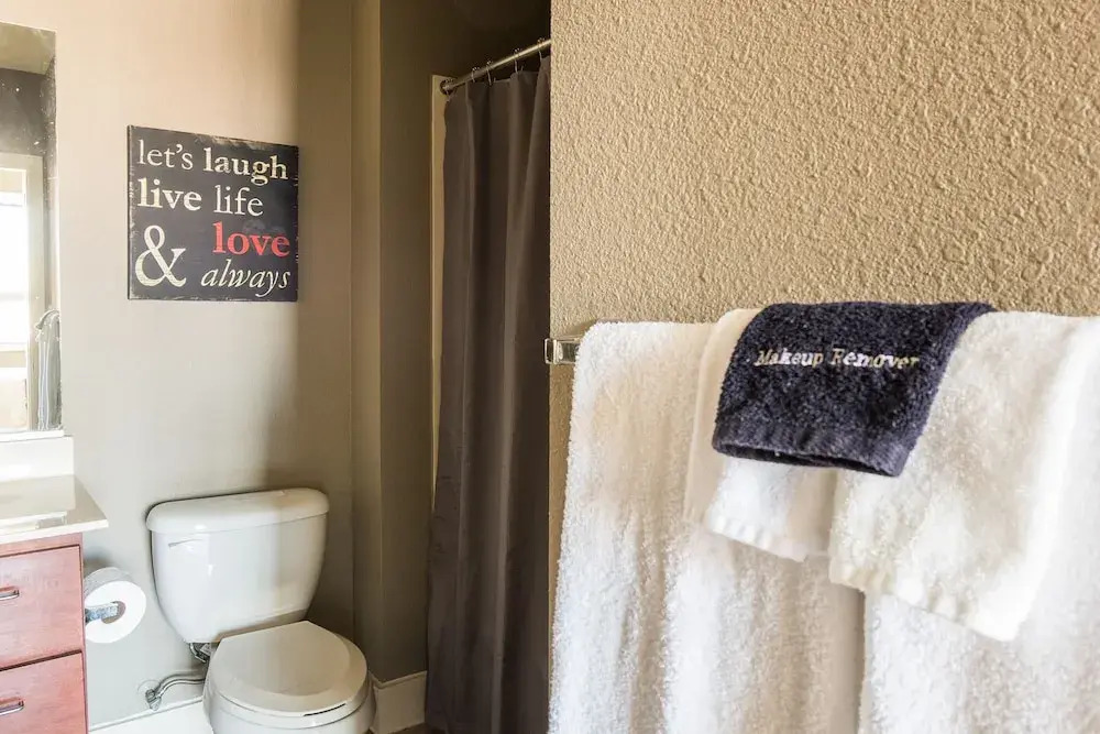 Downtown 1 BR and 2 BR Apts near Riverwalk by Frontdesk