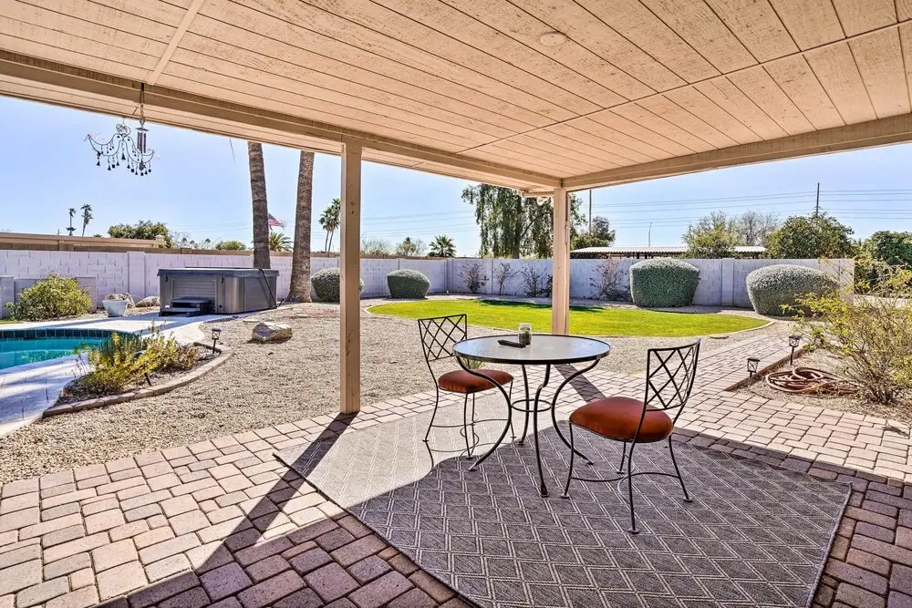 Pool & Outdoor Lounge: Scottsdale Family Home