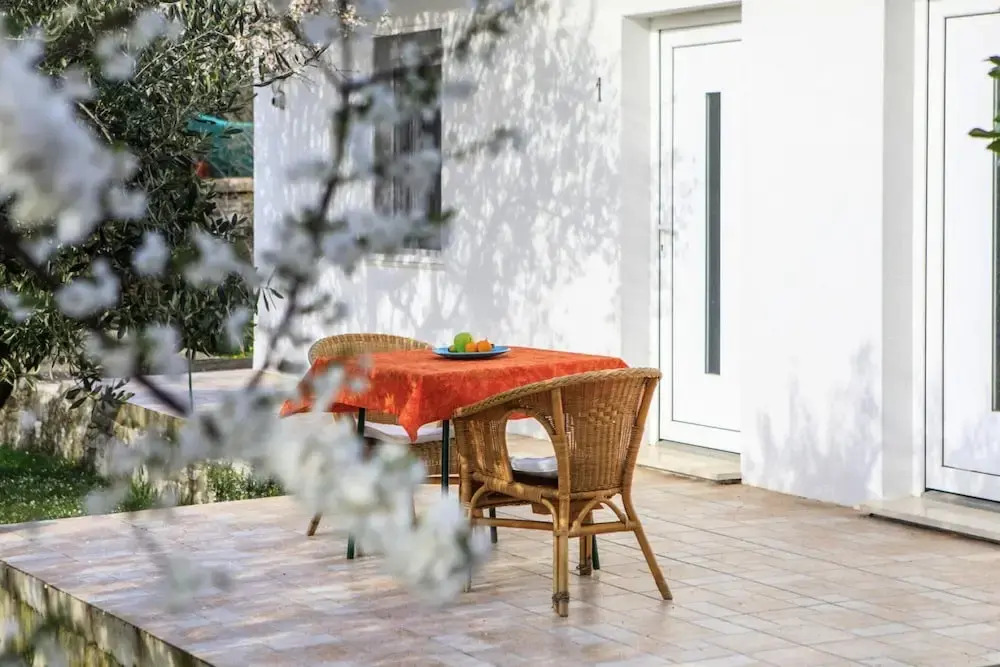 Simplistic Holiday Home in Sumartin near Sea Beach