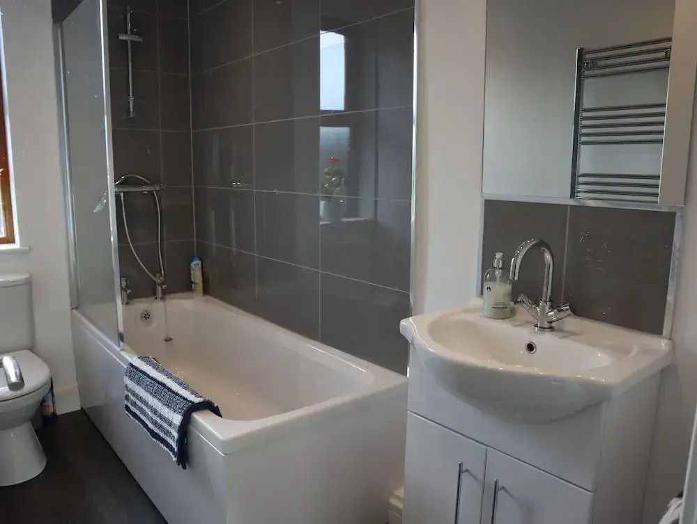 Sheffield 4-bedroom house free parking