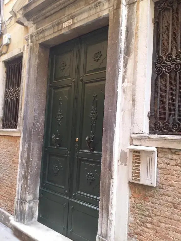 Elegant Apartment with Lift in 17th-Century Palace, Walk to St Marks Square