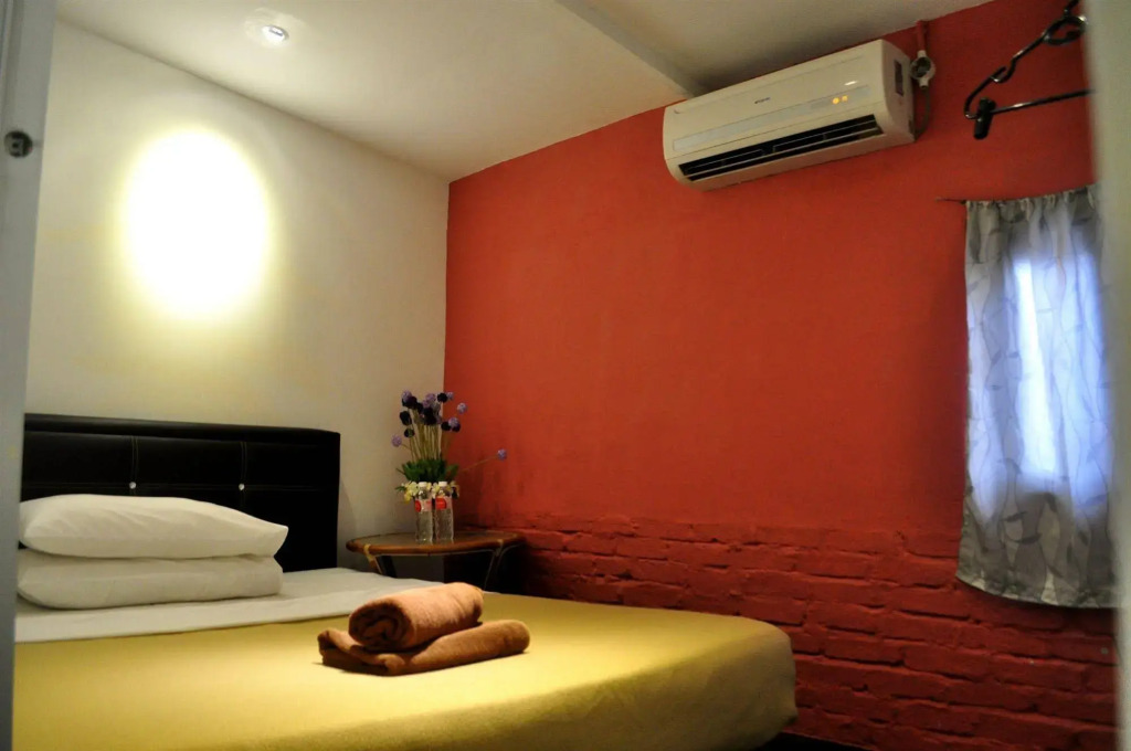 Monkey Motel & Café