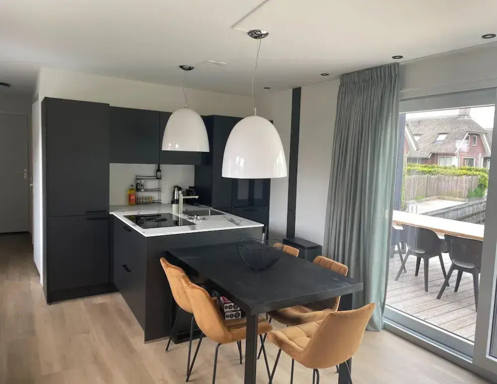 Chalet by Water in Idskenhuizen Recreation Park