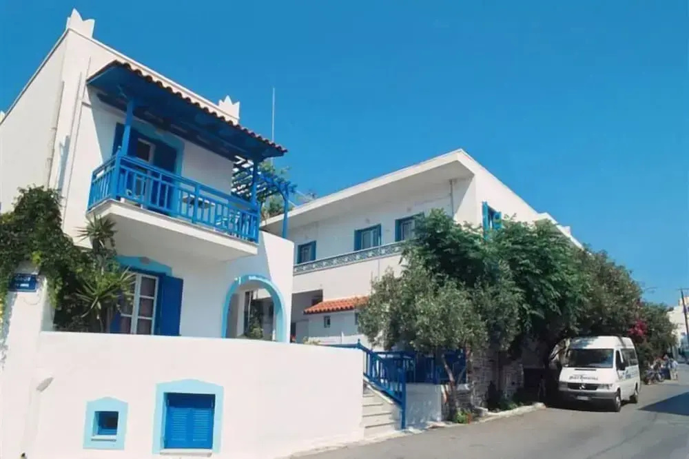 Barbouni Hotel & Studios
