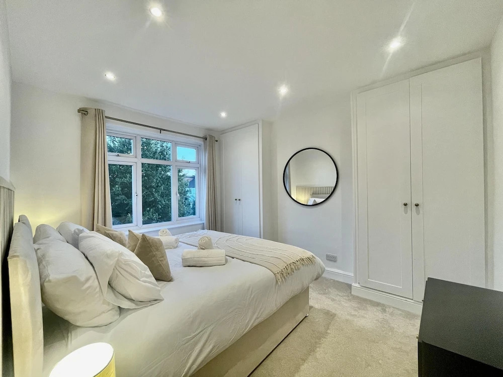 Stylish 3-bed House in Hornchurch - Free Parking