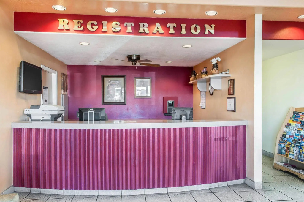 Econo Lodge West - Coors Blvd