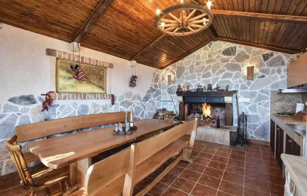 Six-Bedroom Holiday Home In Podstrana