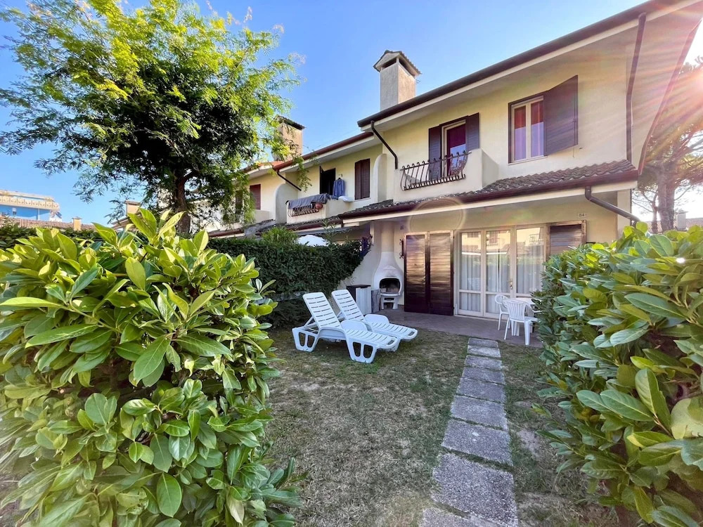 Comfy villa with pool and barbecue