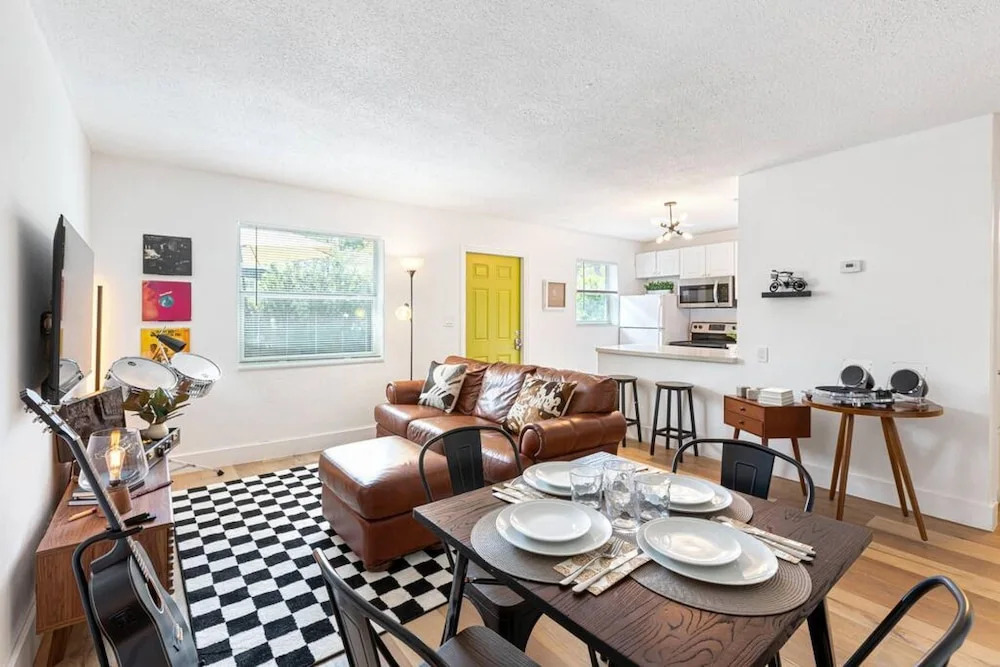 Musicians Lounge - 2 BR With Parking Asssigned