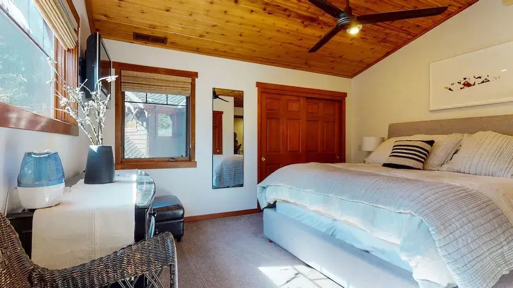 Grayfox 2 Pet-Friendly, 5-Star with Private Hot Tub, 2 Car Garage and Prime Location by RedAwning