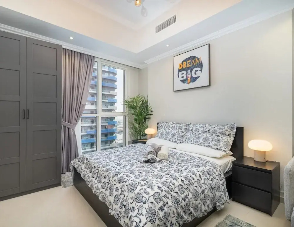 Heaven Crest Vacation Homes Downtown - Studio, 1, & 3 Bedroom Suites 2 minute walk to Dubai Mall and Burj Khalifa