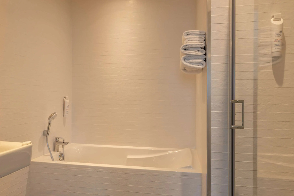Hotel The Originals Bernay Acropole