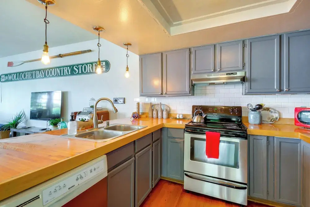Gig Harbor House w/ Private Beach + Views!