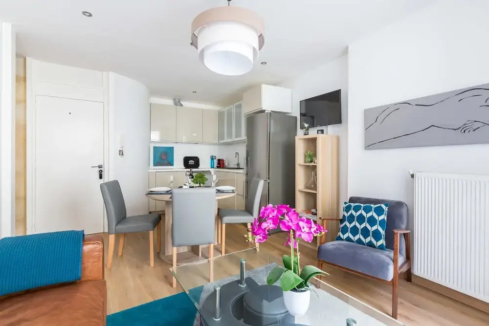 Cozy 3BR Apartment in Capucins, Bordeaux