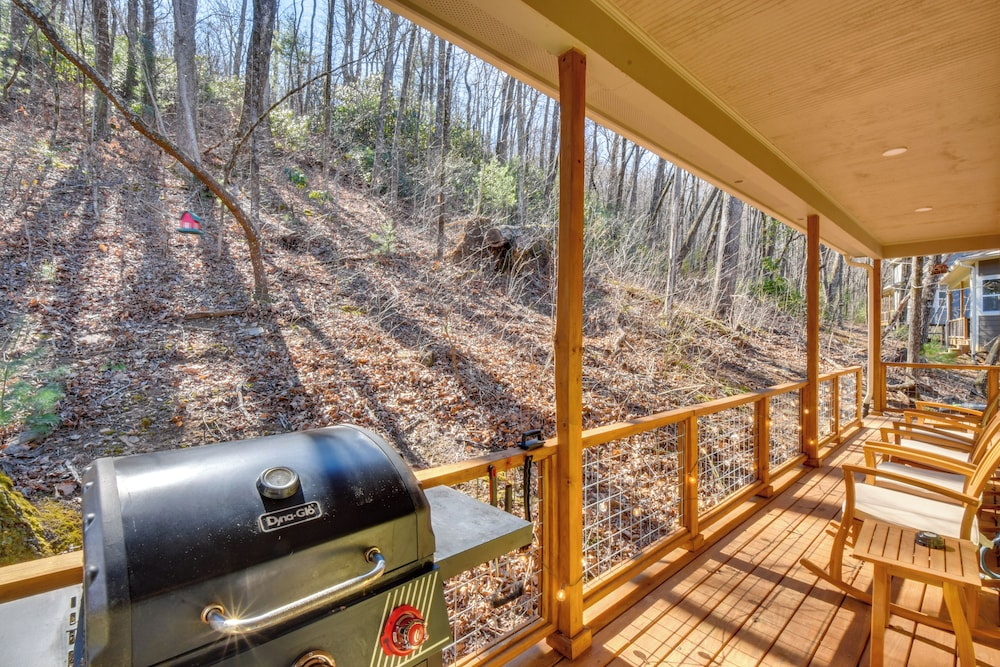 Mtn-view Getaway w/ Deck in Clayton: 1 Mi to Golf!