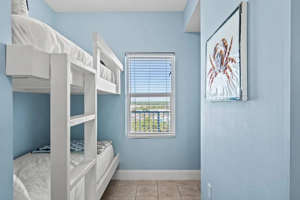 Laketown Wharf 910