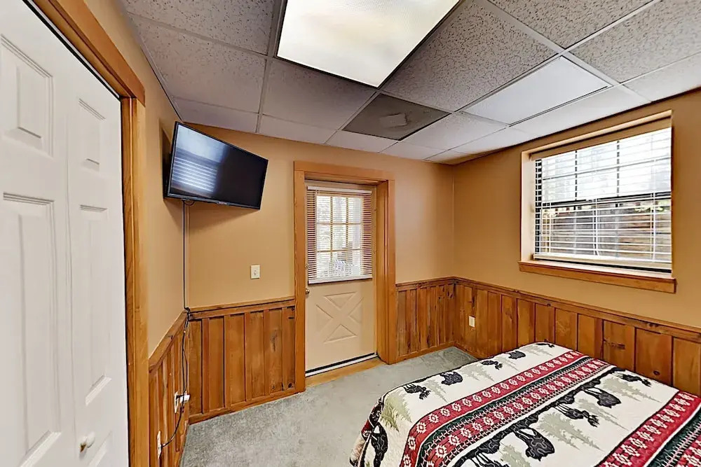 Secluded Creekside W/ Private Hot Tub 4 Bedroom Cabin