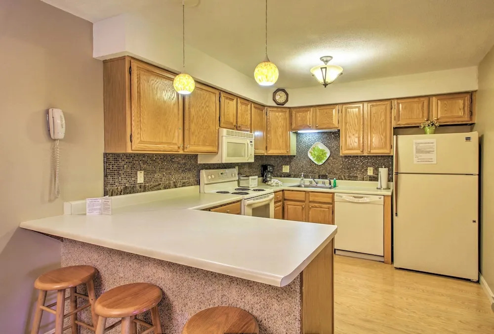 Lincoln Resort Condo w/ Pool Access - Near Hiking!