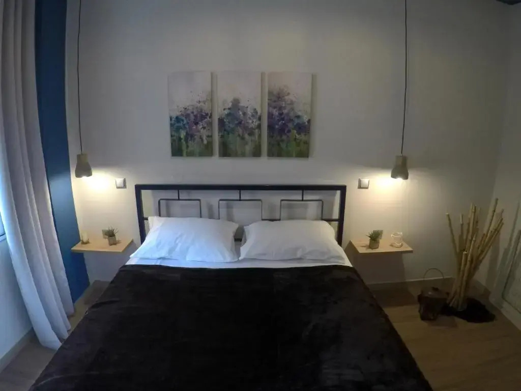 73sq Apt near Athens and Piraeus port with backyard