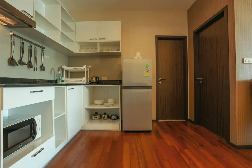 Chic Condo Just 100m from the Shore c130