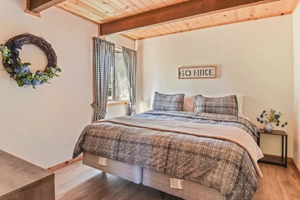 Fireside Chalet - Walk To Beach 4 Bedroom Cabin by Redawning