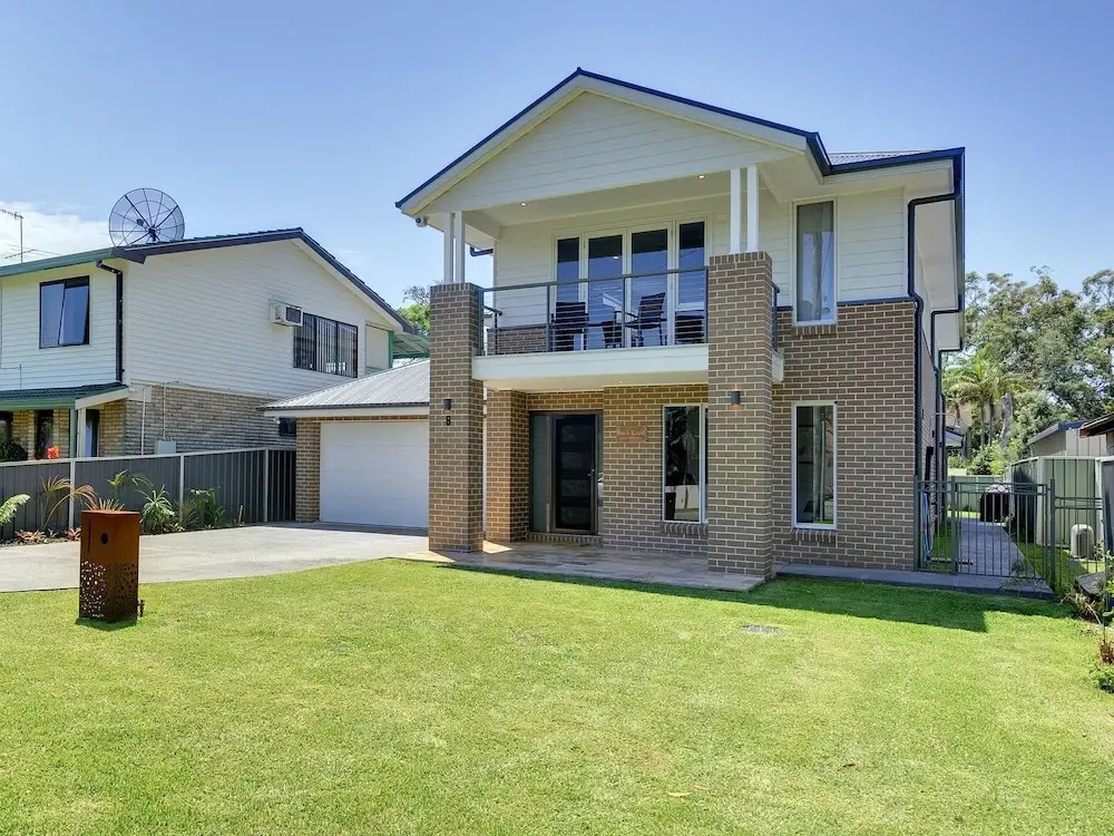 Big Wave, 8 Achilles Street