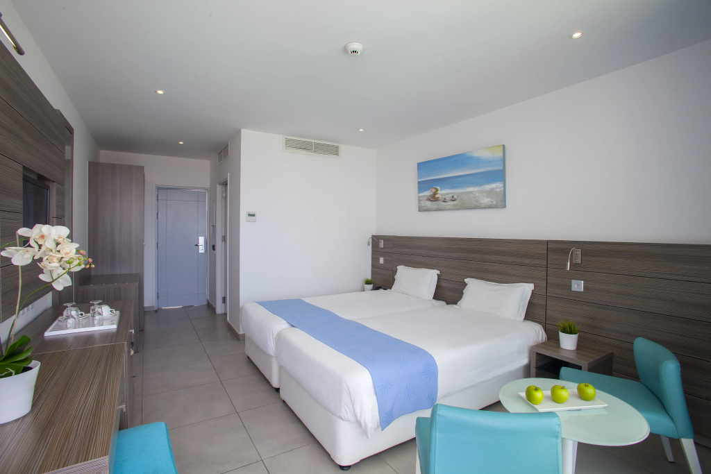 Limanaki Beach Hotel & Suites