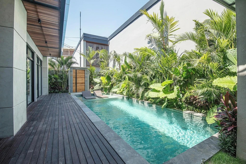 Tropical Elegance 5BR Canggu Villa Near Beach