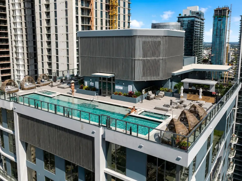 Sky Studio 34 Rooftop Pool Panoramic Views