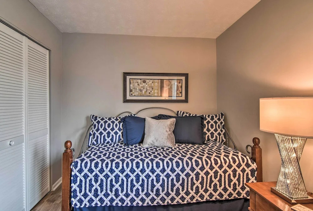 Condo w/ Sunroom, Near Downtown Hendersonville!