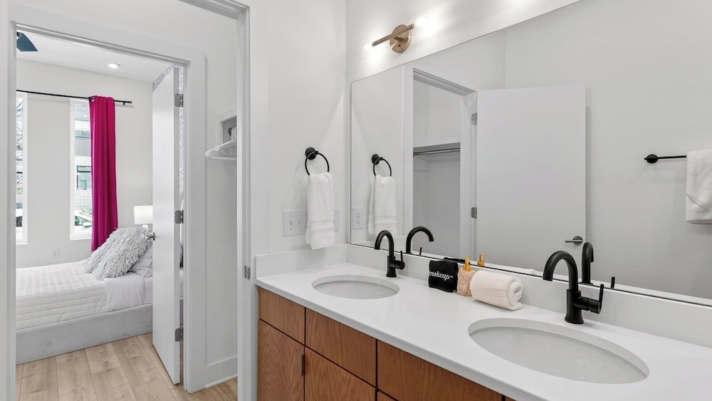 The Bloom House, Cosmic Cowgirl & Lischey Loft by Avantstay Sleeps 23, 3 Homes Bold Interiors Near Broadway