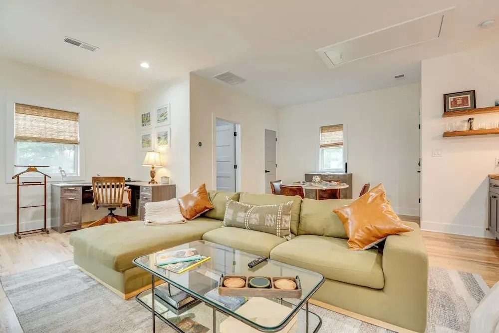 Couples Getaway Near Dtwn ATL & Mercedes-benz!