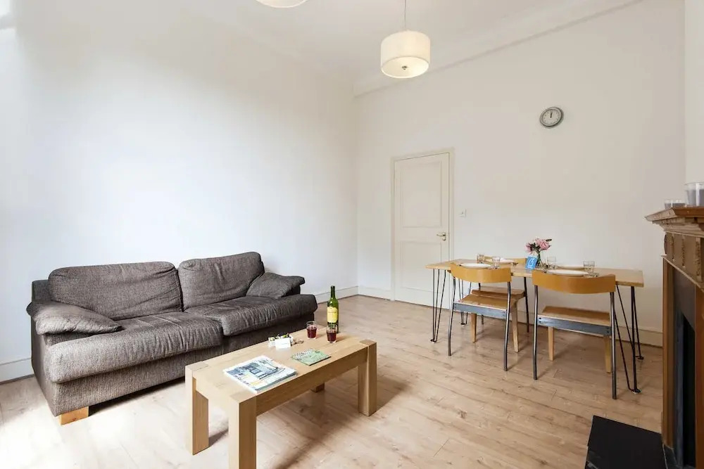Bright and spacious 2 bed apartment 5 mins away from Earl's Court stat