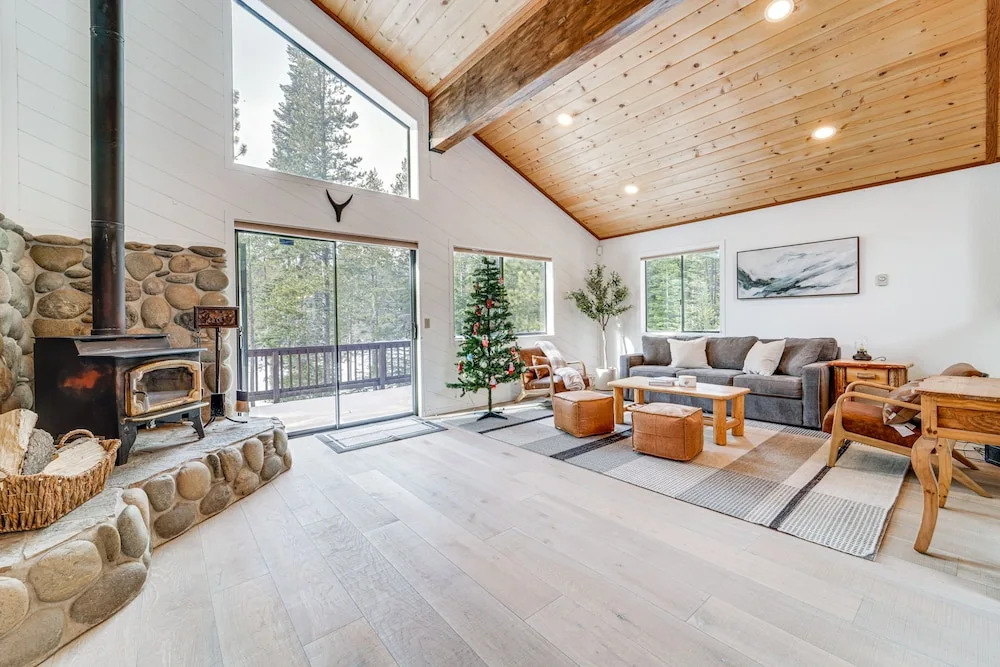 Updated Tahoe Donner Cabin w/ Golf Course Views!