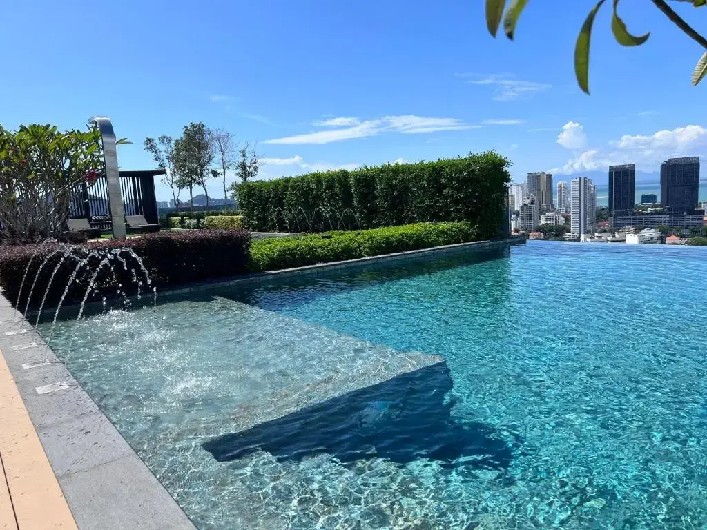 Contemporary & Stylish Suite#Georgetown#Sky Pool#2 BR, Living Room with Double Bed