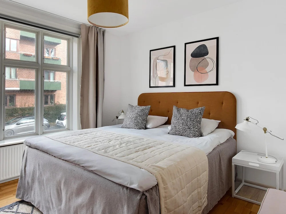 Constantin - Chic 2-bdr Apt With Balcony