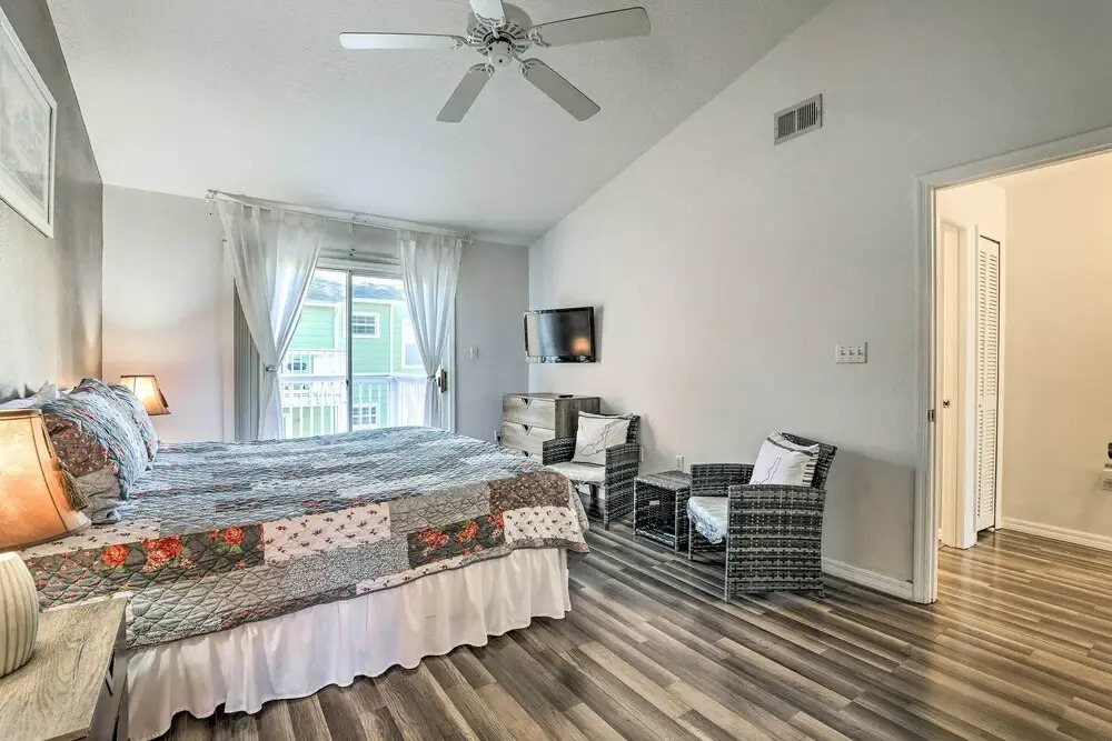 Bright Kissimmee Condo < 6 Mi to Disney World