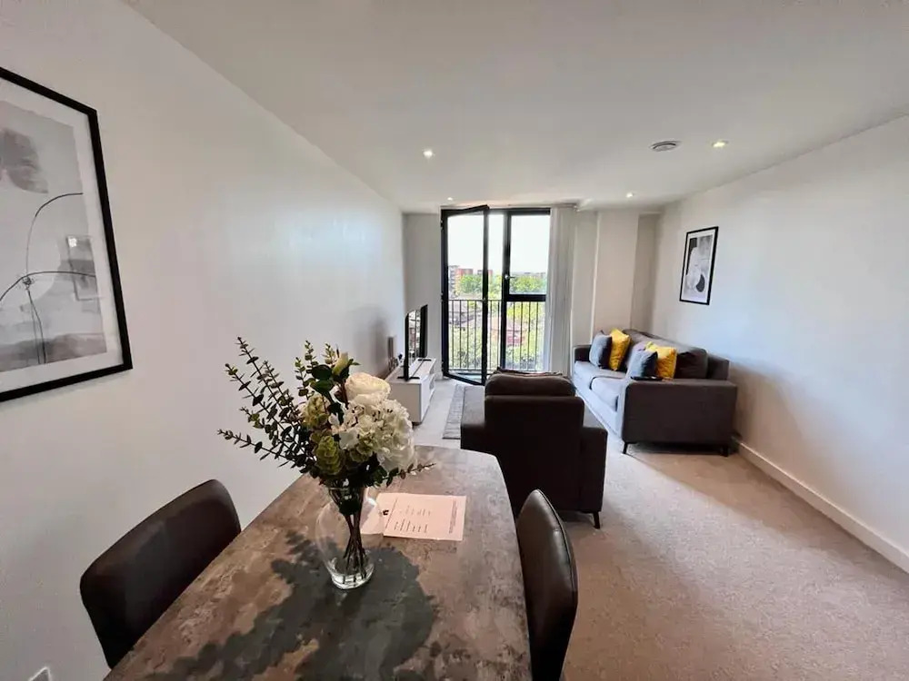 Impressive 1 Bed Apartment - Chavasse Apartments