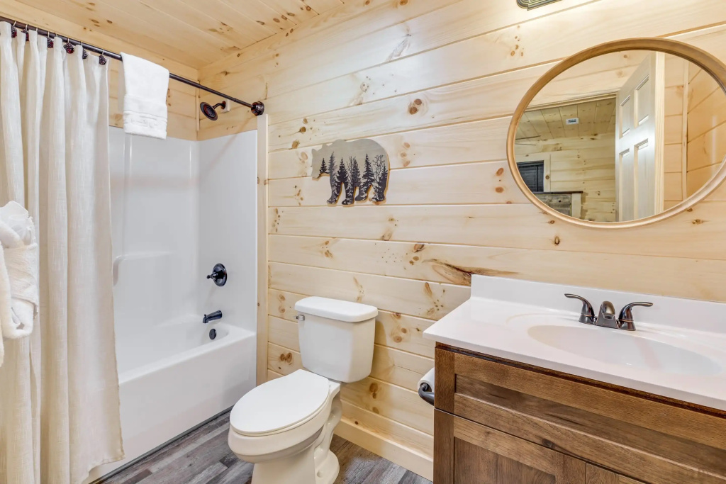 Paws in the Air: Hot Tub, Close to Area Attractions, Restaurants, & Shopping: 5 minutes from the Parkway