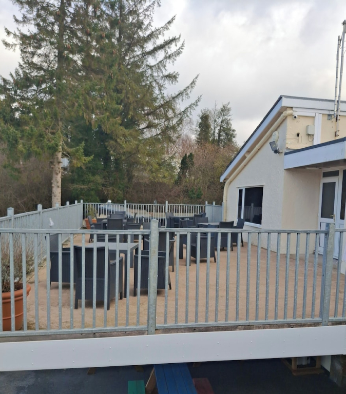 Llanarmon-yn-ial 3-bed Caravan, Sleeps 6