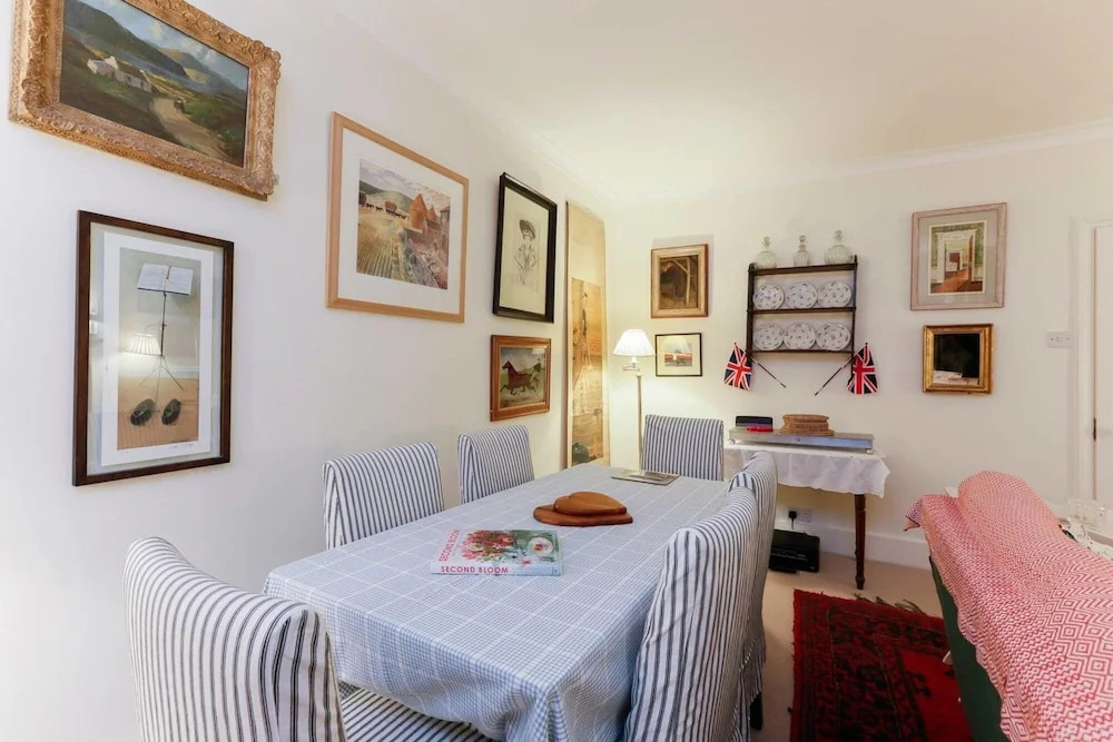 JOIVY Attractive Chelsea Apartment Sleeps 4