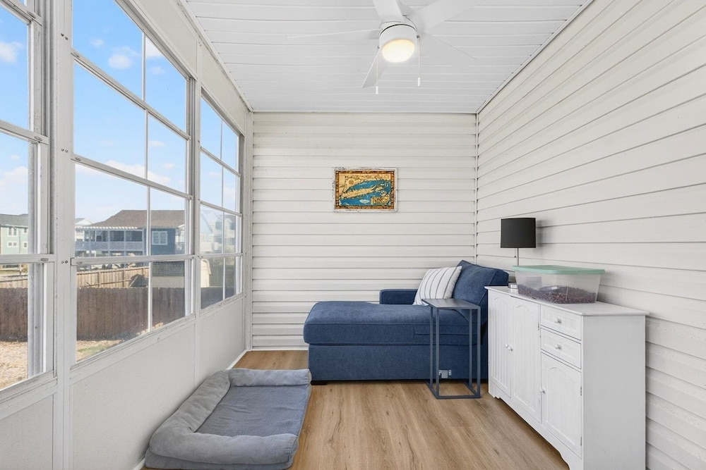 Luna By The Sea / 238 Brunswick Ave West 3 Bedroom Home
