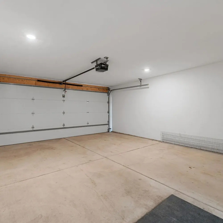 Magnificent NEW Home w 8 Beds Free Parking