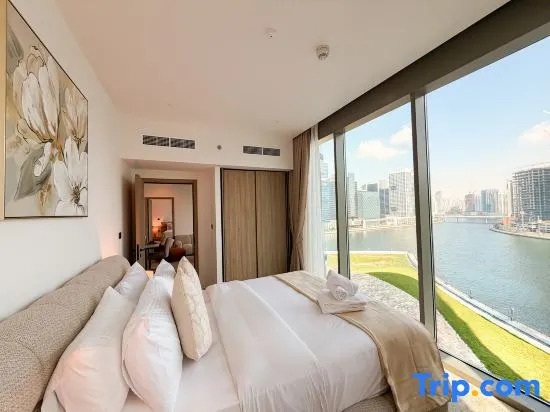 Beautiful 2BR apartment in Peninsula Three, Breathtaking Canal view