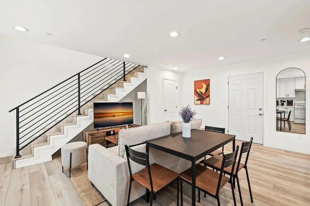 Modern Home Near Pasadena Garage Full Kitchen