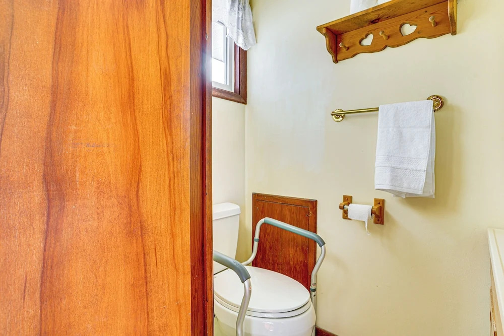 12 Mi to St Paul: Pet-friendly Home w/ Backyard
