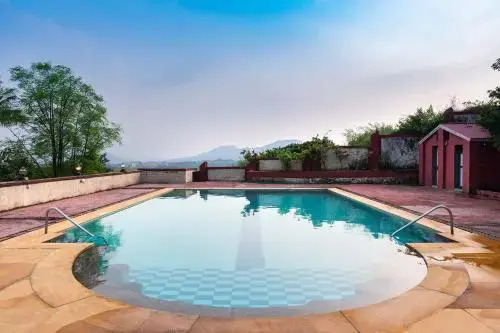 Villa Dazzle by StayVista - Unwind in a Mountain-City View Villa with a Terrace Pool