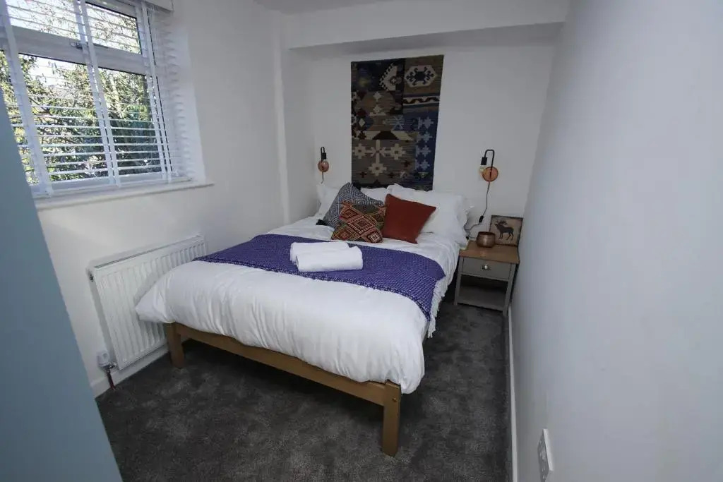 Air Host and Stay - Apartment 3 Broadhurst Court sleeps 4 minutes from town centre